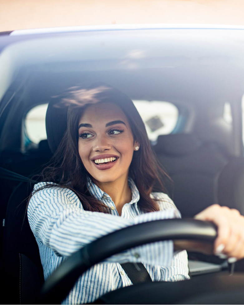 imagen de una chica al volante de un vehiculo de suscripción